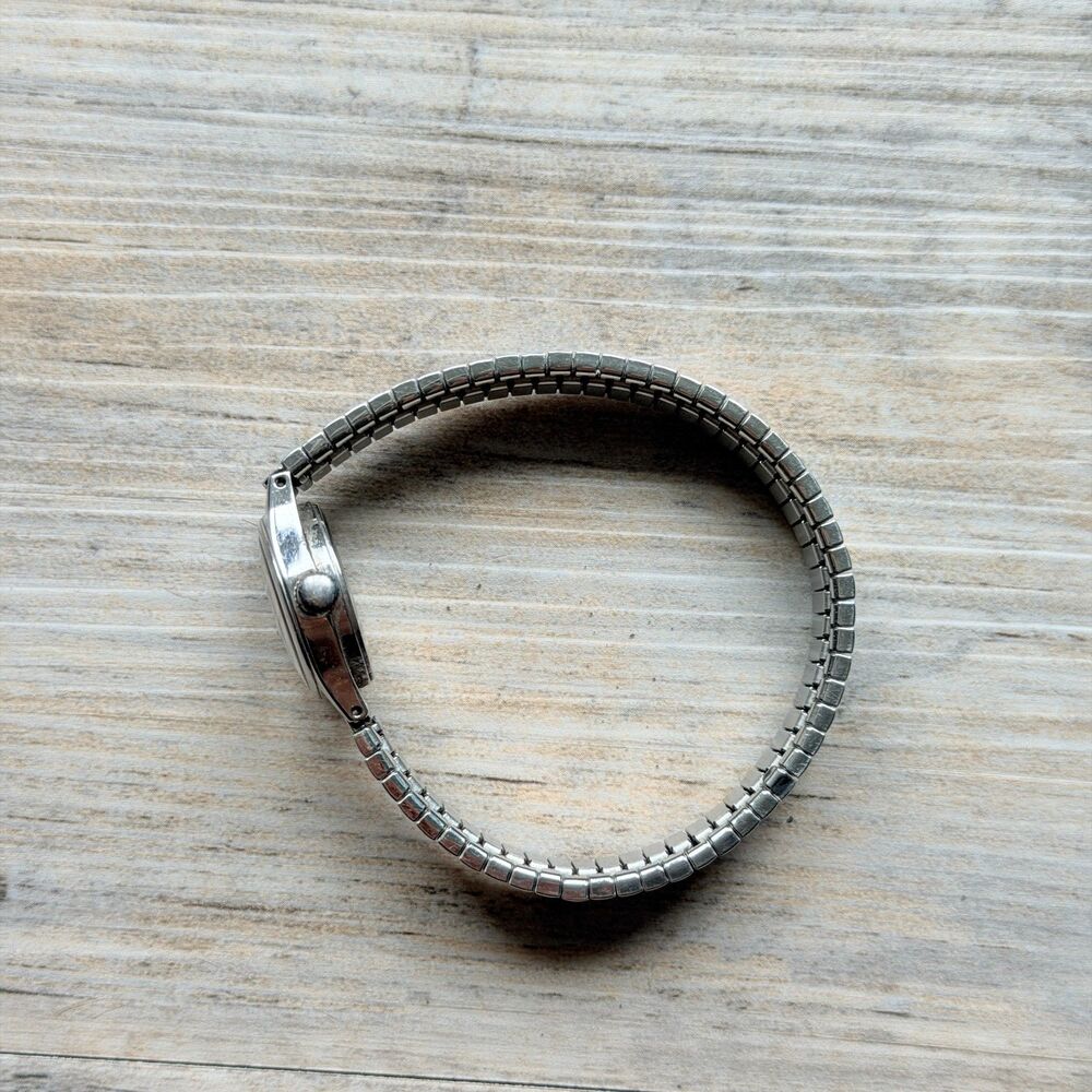 Vintage Dakota Women’s Quartz Watch Silver Tone Stretch Band Petite Small Face - Picture 7 of 7